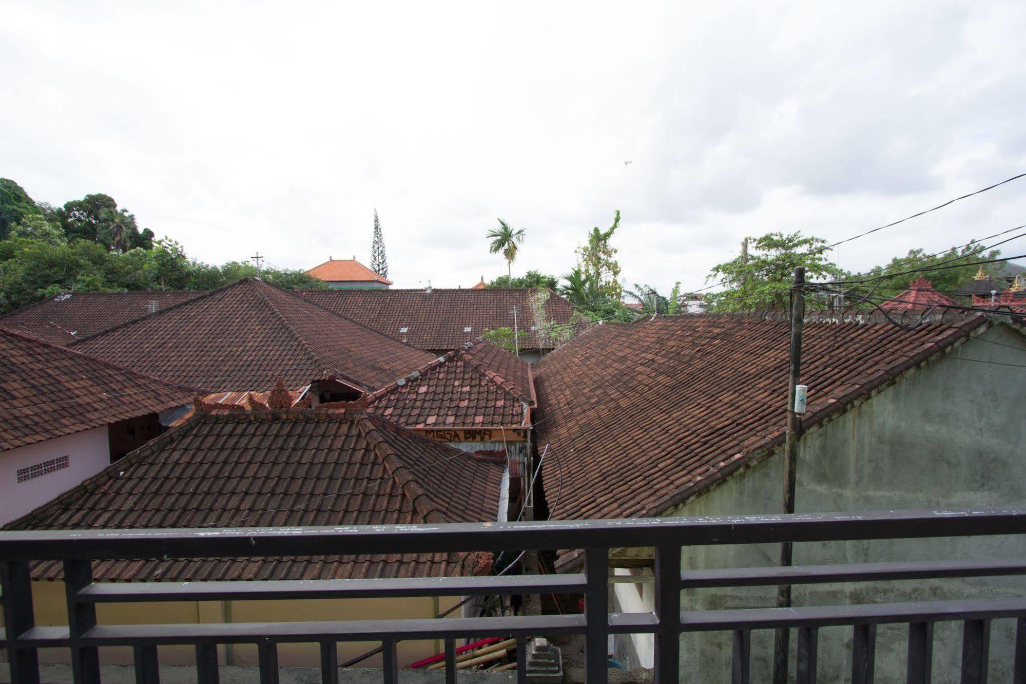 Oyo 3950 The Ratna Hotel Kuta Lombok Exterior foto